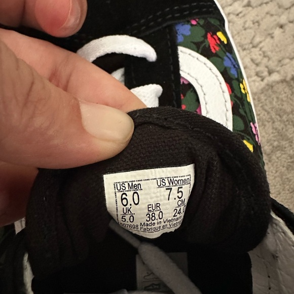 Vans Old Skool Floral Black Multicolor Sneakers Women’s Size 7.5 - Picture 2 of 3